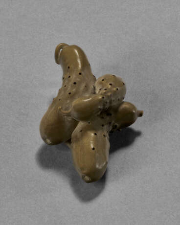 A CARVED WOOD SCULPTURE (NETSUKE) OF PICKLED CUCUMBERS AND SNOW PEA - Foto 3