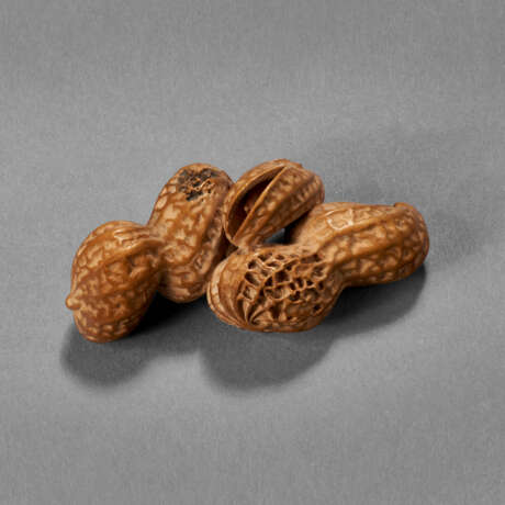 A CARVED WOOD SCULPTURE (NETSUKE) OF PEANUTS - photo 1