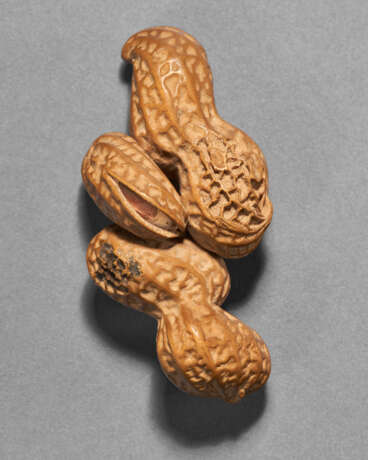 A CARVED WOOD SCULPTURE (NETSUKE) OF PEANUTS - photo 3