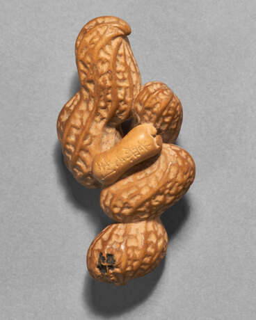 A CARVED WOOD SCULPTURE (NETSUKE) OF PEANUTS - photo 5