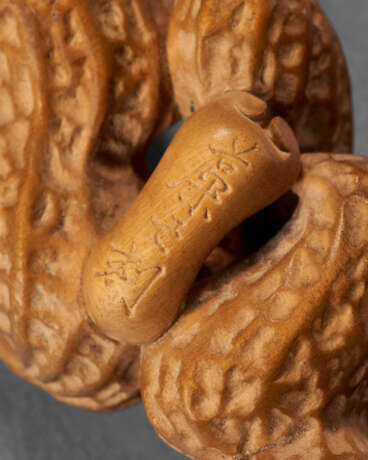 A CARVED WOOD SCULPTURE (NETSUKE) OF PEANUTS - photo 7