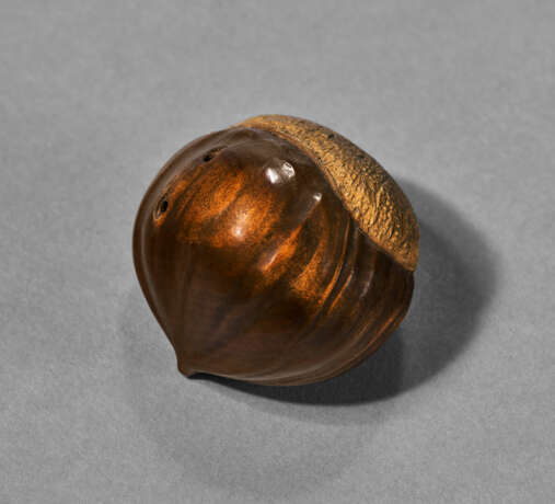A CARVED WOOD SCULPTURE (NETSUKE) OF A CHESTNUT - photo 3