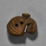 A CARVED WOOD SCULPTURE (NETSUKE) OF CHESTNUTS - photo 3