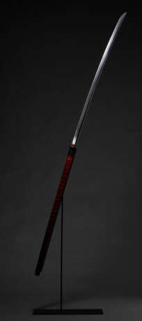 A NAGAMAKI AND A RED LACQUER SCABBARD - photo 2