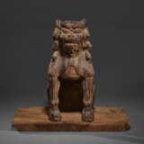 A WOOD SCULPTURE OF KOMAINU (LION-DOG) - Foto 1