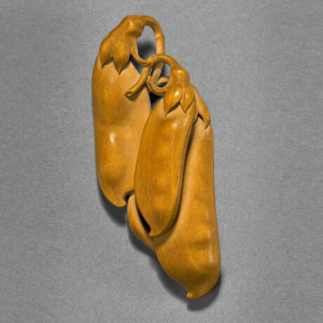 A CARVED WOOD SCULPTURE (NETSUKE) OF BEAN PODS - photo 1