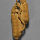 A CARVED WOOD SCULPTURE (NETSUKE) OF BEAN PODS - фото 2