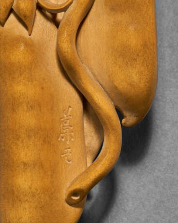 A CARVED WOOD SCULPTURE (NETSUKE) OF BEAN PODS - фото 3
