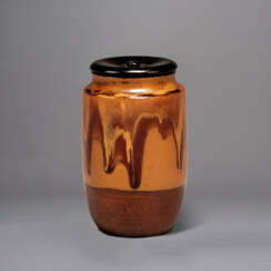 AN IMITATION-STONEWARE LACQUER TEA CADDY (CHAIRE)