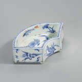 A BLUE-AND-WHITE FAN-SHAPED RIMED TRAY - photo 6