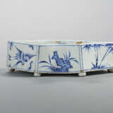 A BLUE-AND-WHITE FAN-SHAPED RIMED TRAY - photo 12