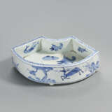 A BLUE-AND-WHITE FAN-SHAPED RIMED TRAY - Foto 15