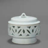 A WHITE PORCELIAN CENSER AND COVER - Foto 1