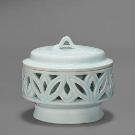 A WHITE PORCELIAN CENSER AND COVER - фото 1