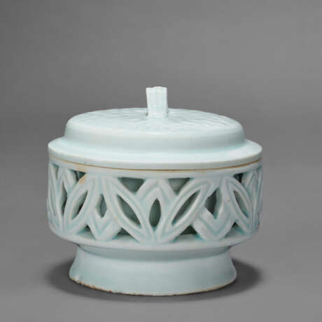 A WHITE PORCELIAN CENSER AND COVER - фото 2