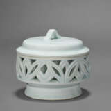 A WHITE PORCELIAN CENSER AND COVER - photo 3