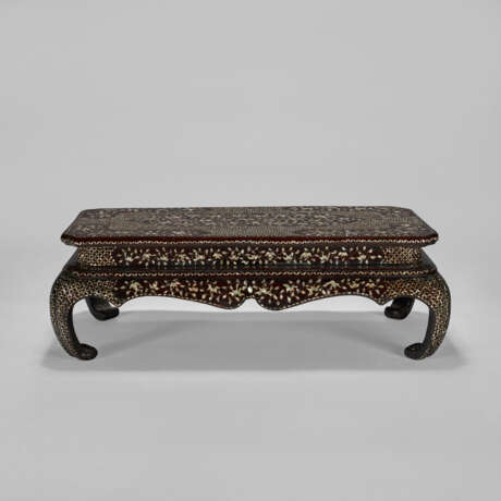 A MOTHER-OF-PEARL INLAID LACQUER LOW TABLE - фото 1