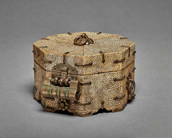 A WOOD OCTAGONAL SEAL BOX COVERED IN SHAGREEN - фото 1