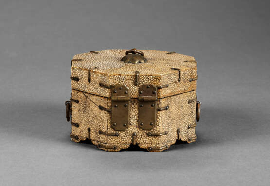 A WOOD OCTAGONAL SEAL BOX COVERED IN SHAGREEN - фото 2
