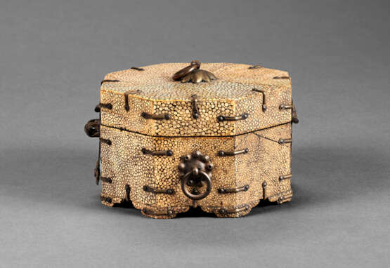 A WOOD OCTAGONAL SEAL BOX COVERED IN SHAGREEN - photo 3