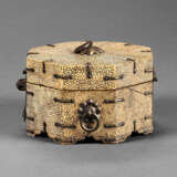 A WOOD OCTAGONAL SEAL BOX COVERED IN SHAGREEN - Foto 3