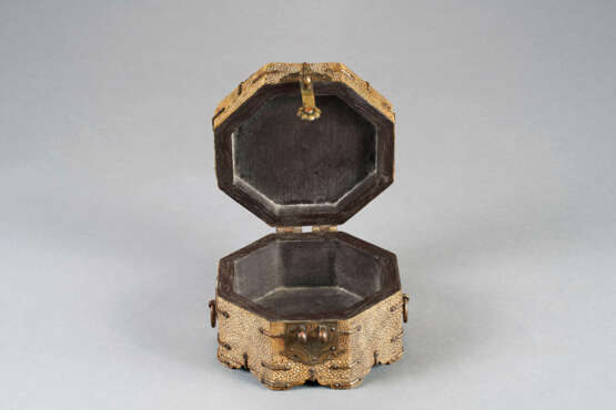 A WOOD OCTAGONAL SEAL BOX COVERED IN SHAGREEN - photo 4