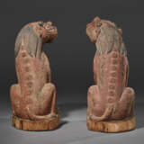 A PAIR OF WOOD SCULPTURES OF LIONS - Foto 2