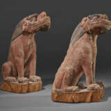 A PAIR OF WOOD SCULPTURES OF LIONS - Foto 3