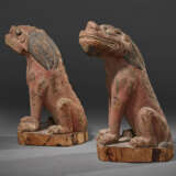 A PAIR OF WOOD SCULPTURES OF LIONS - Foto 4