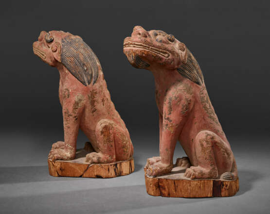 A PAIR OF WOOD SCULPTURES OF LIONS - Foto 4
