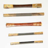 Lot: 5 Holz-, Lack-, Shibayama-, und Schildpatt-Haarnadeln - фото 4