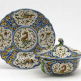 A tureen with saucer - photo 1