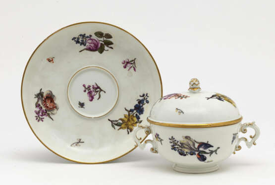 A small tureen with saucer - фото 1