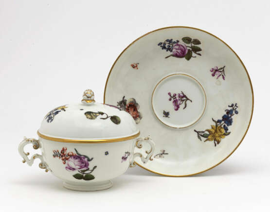 A small tureen with saucer - Foto 2