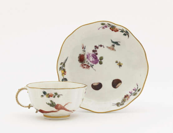 A cup with saucer with the ''Brühlsches Allerlei'' decoration - photo 2