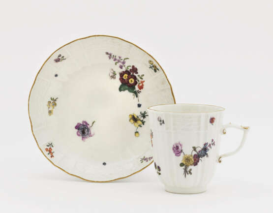 A cup with saucer - Foto 1