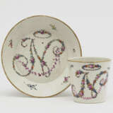 A cup with saucer - Foto 1