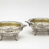 A pair of handled bowls - фото 1
