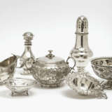 A mixed lot of silver items - фото 1