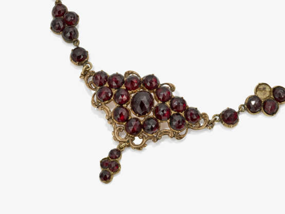 A garnet necklace - фото 1