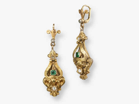 A pair of emerald and diamond drop earrings - фото 1