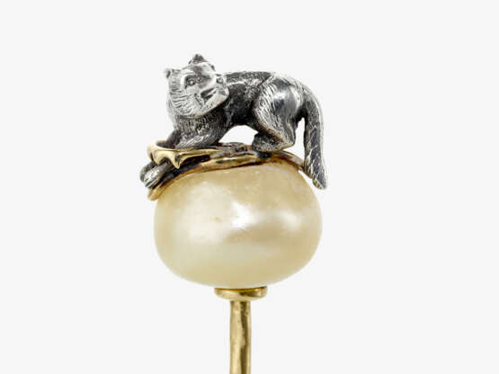 A historical lapel pin: on a natural pearl, a fox trapped with its forelegs in a trap - photo 1