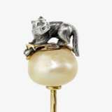 A historical lapel pin: on a natural pearl, a fox trapped with its forelegs in a trap - Foto 1