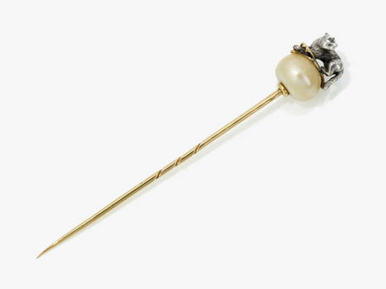 A historical lapel pin: on a natural pearl, a fox trapped with its forelegs in a trap - Foto 2