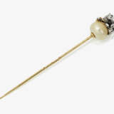 A historical lapel pin: on a natural pearl, a fox trapped with its forelegs in a trap - photo 2