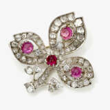 A trefoil brooch with rubies and diamonds - Foto 1