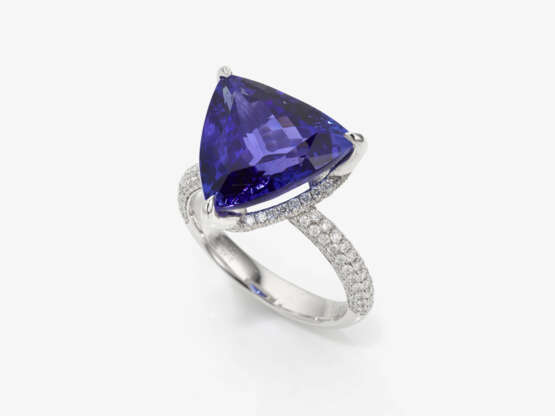 A ring with a tanzanite and brilliant cut diamonds - photo 1