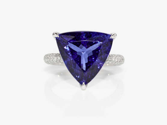 A ring with a tanzanite and brilliant cut diamonds - photo 2