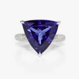 A ring with a tanzanite and brilliant cut diamonds - фото 2