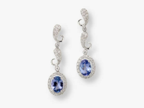 A pair of stud earrings decorated with brilliant cut diamonds and tanzanites - Foto 1